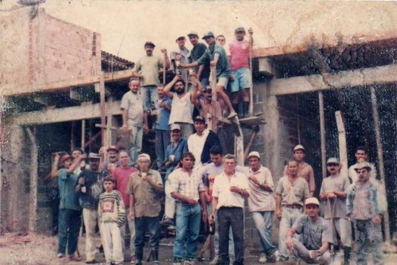 Moradores fazem mutirão para construir a sede da Sociedade Amigos da Vila São Pedro e Adjacências, com dois andares.