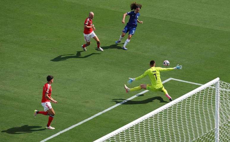 Trubin faz uma de suas grandes defesas para o Benfica. Neste, evita o gol, de Cucurella-