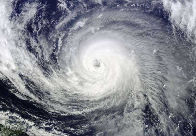 The cyclone forms in the ocean and brings risks to Rio Grande do on The cyclone forms in the ocean and brings risks to Rio Grande do on