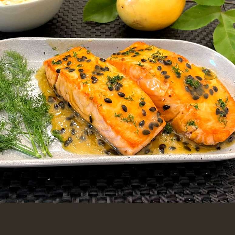 Salmon with passion fruit sauce: easy, fast and irresistible