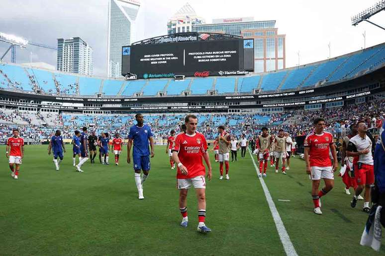 Jogadores deixam o gramado e v&atilde;o cumprir o protocolo do clima. Jogo volta. Mas ap&oacute;s 113 minutos &ndash;