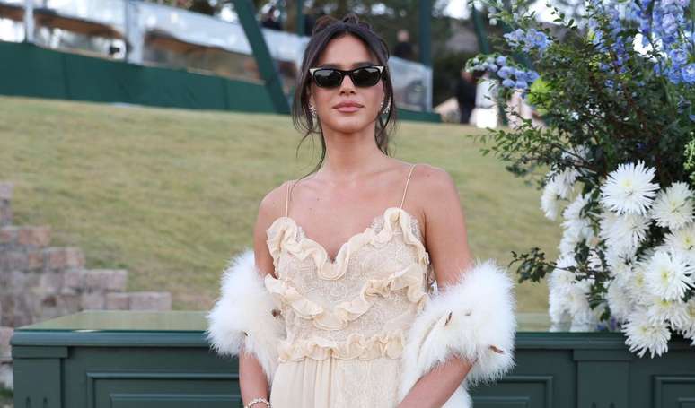 Fashion icon: Bruna Marquezine shines with an elegant ruffle dress in Giovanna Lancellotti and Gabriel David Wedding. Look at the photos!