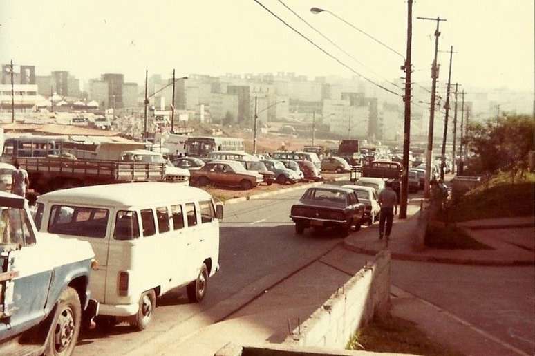 Uma das principais avenidas da Cohab 2, a Nagib Farah Maluf, que vai sair na praça Brasil, no início dos anos 1980.
