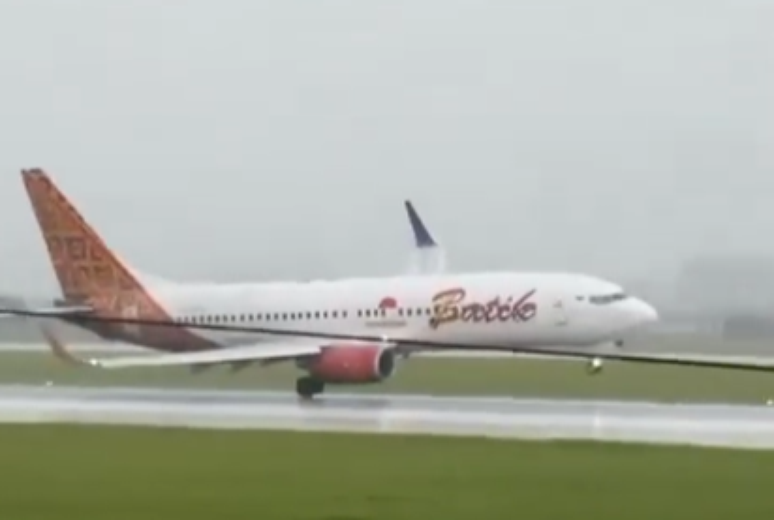 The wind causes an impressive image of air landing in Indonesia