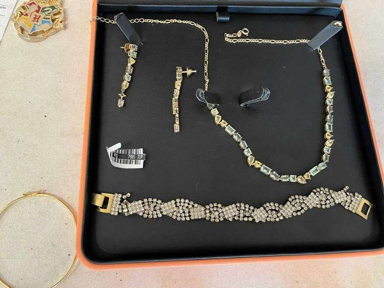 Joias encontradas em imóvel onde vivia suspeito