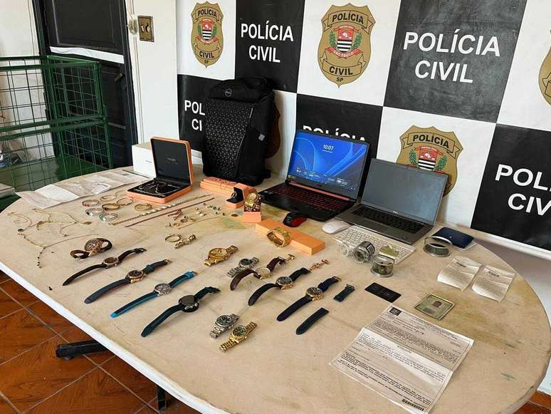Relógios de luxo também foram apreendidos pela Polícia Civil