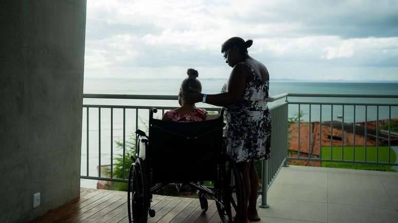B&aacute;rbara dos Santos e a m&atilde;e, Maria, durante o p&ocirc;r do sol no p&iacute;er do Mont Serrat