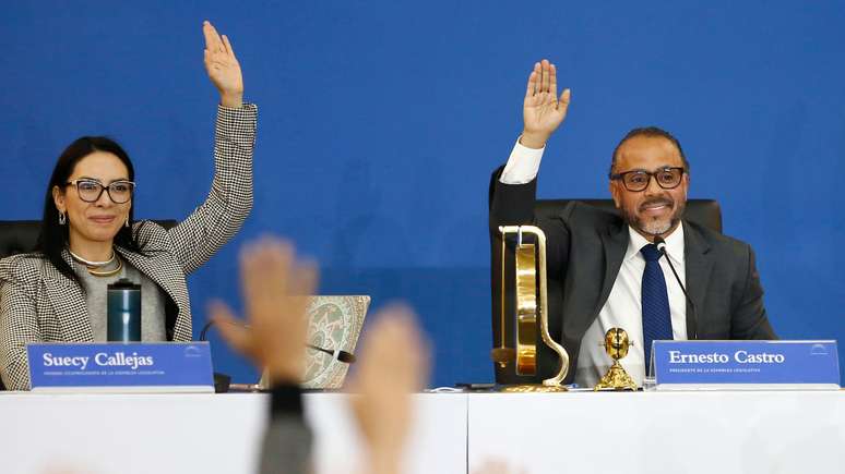 A deputada Suecy Callejas e o presidente da Assembleia Legislativa, Ernesto Castro, ambos do partido governante Novas Ideias, na sess&atilde;o plen&aacute;ria em que a Lei de Agentes Estrangeiros foi aprovada em 20 de maio