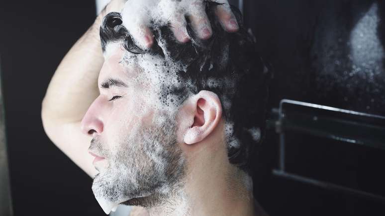 Especialistas recomendam lavar a barba e o rosto todos os dias