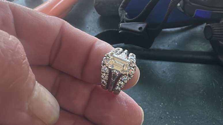 Diver finds the 115 -year -old wedding ring and returns to the owner
