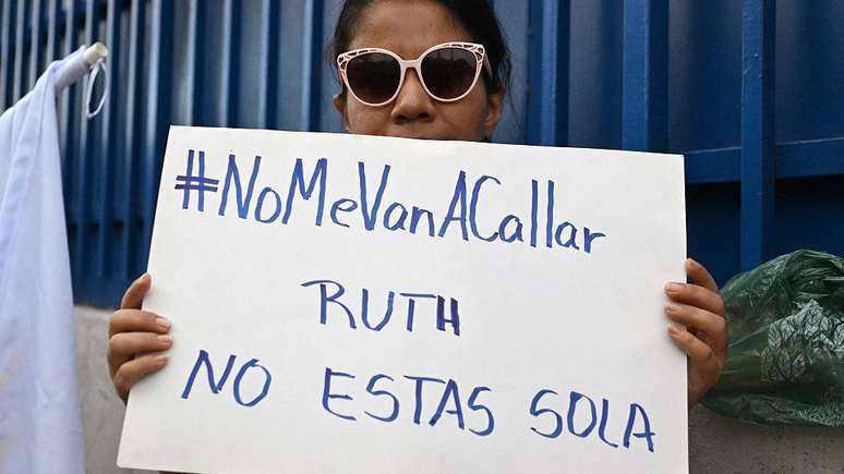 Uma mulher protesta contra a pris&atilde;o da advogada de direitos humanos Ruth L&oacute;pez