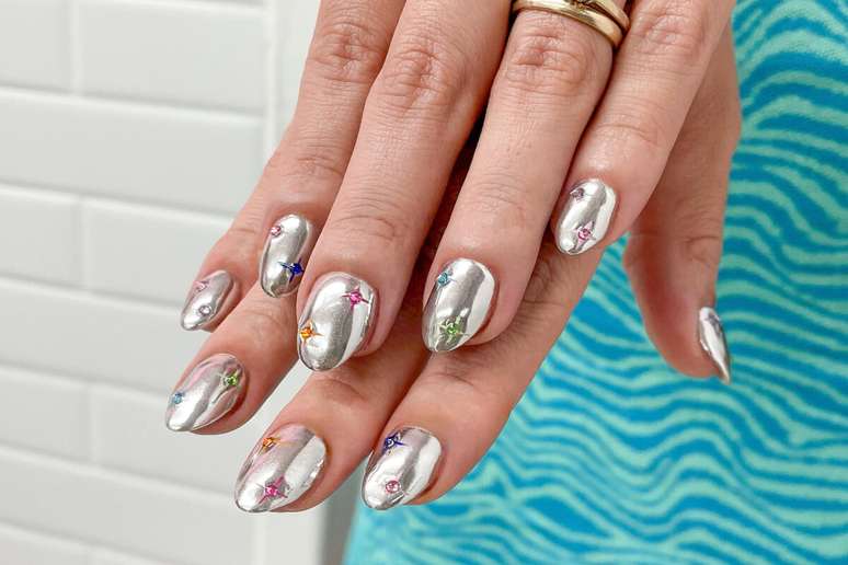 The Chrome effect appears as a complement of many nail arts 