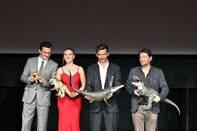Die Schauspieler Rupert Friend, Scarlett Johansson und Jonathan Bailey mit Regisseur Gareth Edwards während der Filmpromotion in China