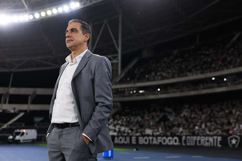 Renato Paiva antes de partida do Botafogo 