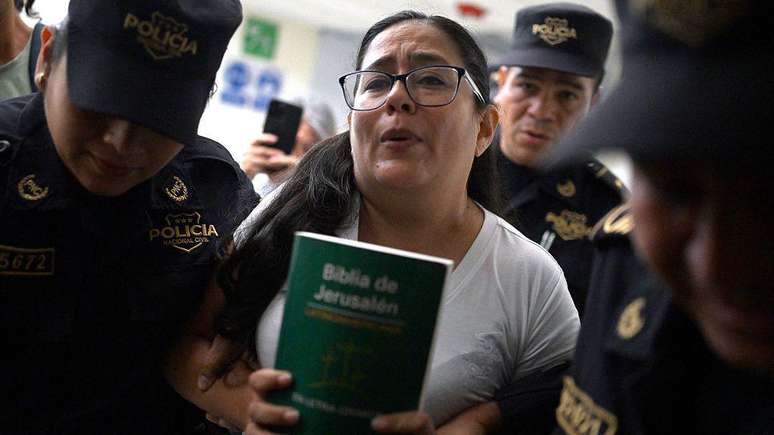 'Sou uma presa pol&iacute;tica', disse a advogada Ruth L&oacute;pez ao sair da audi&ecirc;ncia na qual foi decretada sua pris&atilde;o preventiva