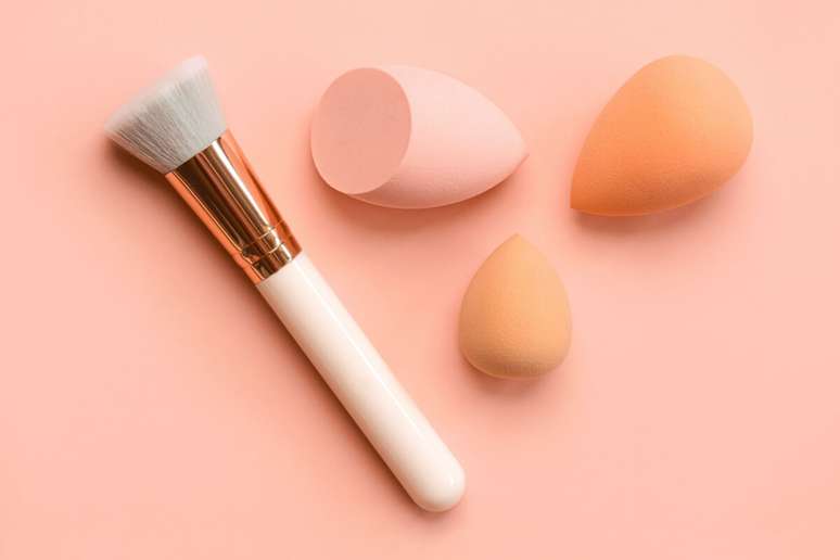 The brush and sponge are essential for perfect makeup The brush and sponge are essential for perfect makeup