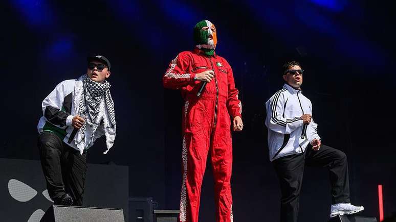 O grupo Kneecap se apresentou no Festival de Glastonbury ap&oacute;s a dupla Bob Vylan - eles tamb&eacute;m gritaram "Palestina livre".