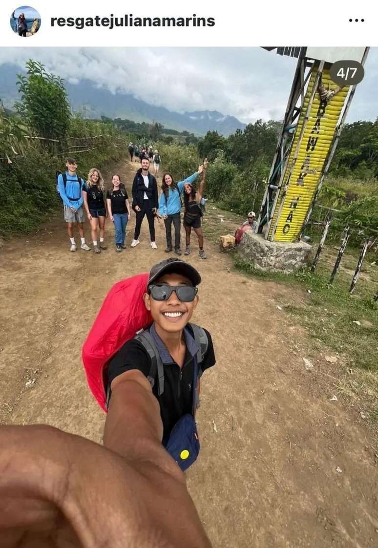 Foto tirada pelo guia mostra Juliana com grupo de turistas que subiram vulc&atilde;o na Indon&eacute;sia