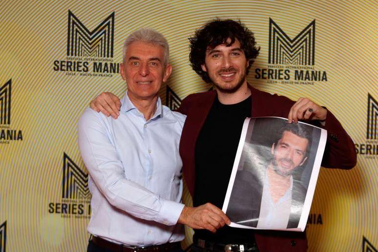 O que aconteceu com Pier inspirou uma s&eacute;rie italiana de sucesso. Ao lado do ator Pierpaolo Spollon, ele mostra uma foto do ator que o interpreta: Luca Argentero