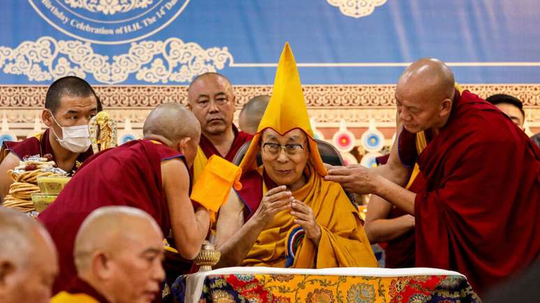 O líder espiritual tibetano, o Dalai Lama (ao centro), participa de uma cerimônia de oferenda de Oração pela Longevidade no Templo Principal Tibetano em McLeod Ganj, próximo a Dharamsala, em 30 de junho de 2025.