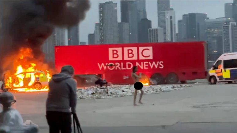 Ap&oacute;s a investiga&ccedil;&atilde;o da BBC, Jhaj foi filmado nu em frente a um caminh&atilde;o falso da BBC News que foi incendiado