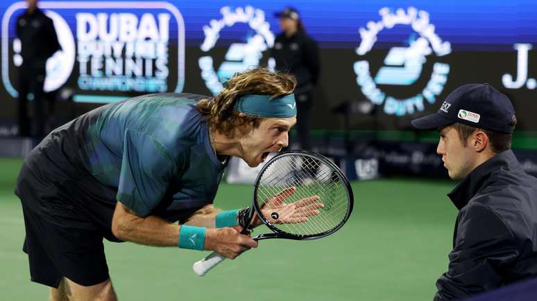 Andrey Rublev foi eliminado em Dubai por gritar com um juiz de linha