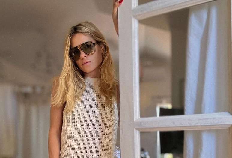 Carolina Dieckmann usa óculos da grife Gucci