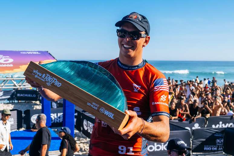 Cole Houshmand com o troféu de campeão do Vivo Rio Pro 