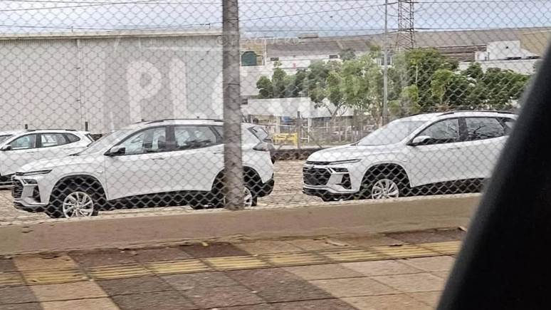 Novo Chevrolet Tracker 2026 flagrado sem camuflagem em p&aacute;tio da GM