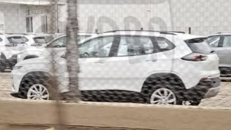 Novo Chevrolet Tracker 2026 flagrado sem camuflagem em p&aacute;tio da GM