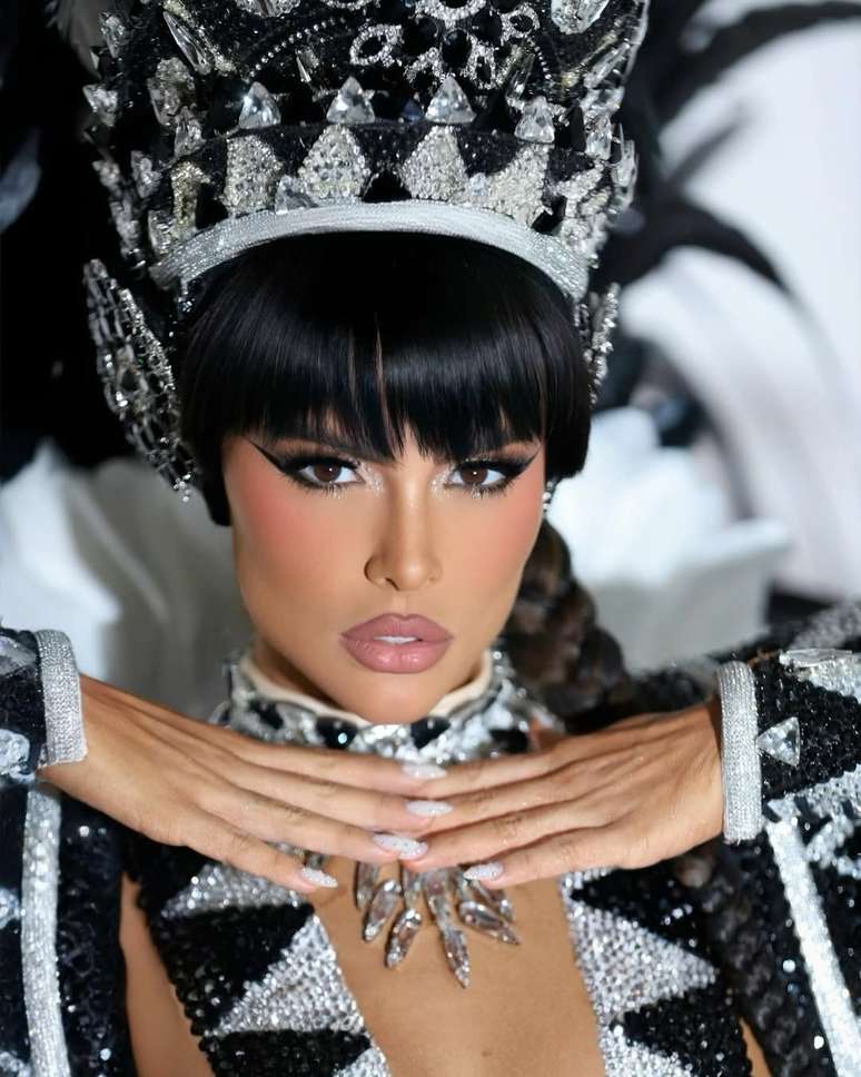 Isabella Arantes, caracterizada para desfilar no carnaval