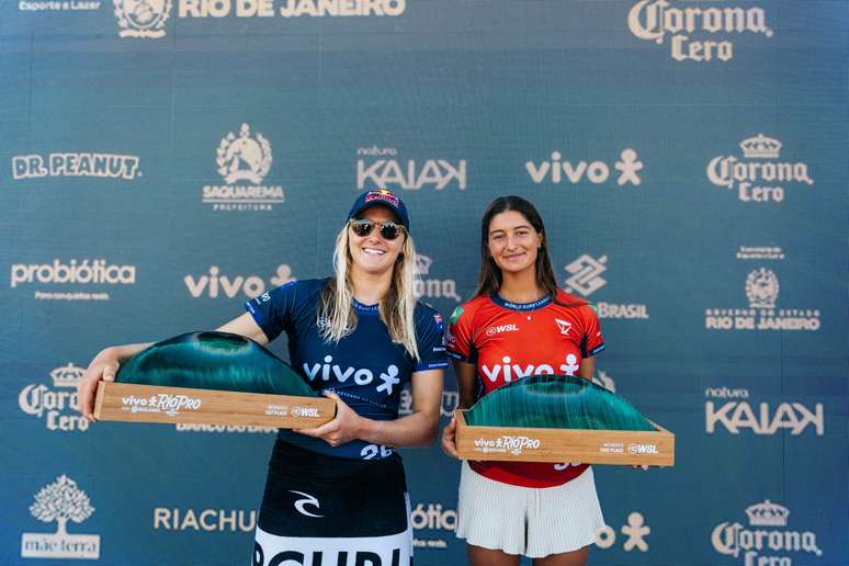 Molly Picklum e Luana Silva posam com os troféus do Vivo Rio Pro 