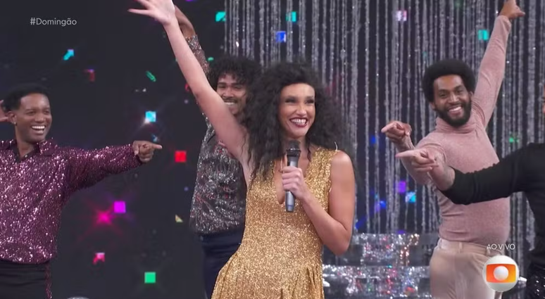 Débora Nascimento no palco do 'Domingão'