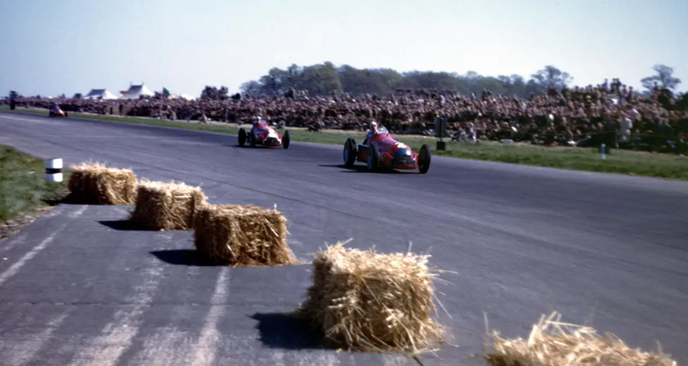 Giuseppe Farina à frente do companheiro Luigi Fagioli durante o primeiro GP de Fórmula 1, sediado em Silverstone, 1950.