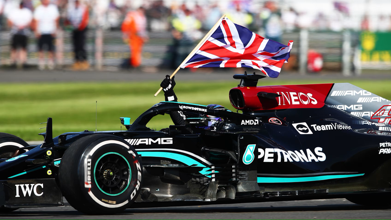 Lewis Hamilton comemorando uma de suas nove vitórias no circuito de Silverstone