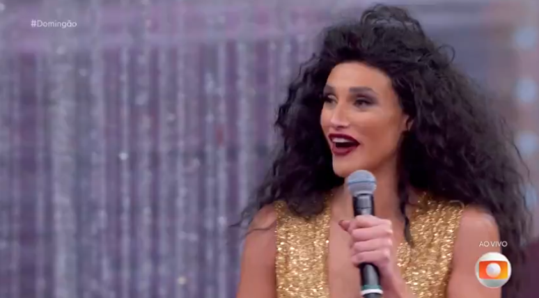 Débora Nascimento no palco do 'Domingão'