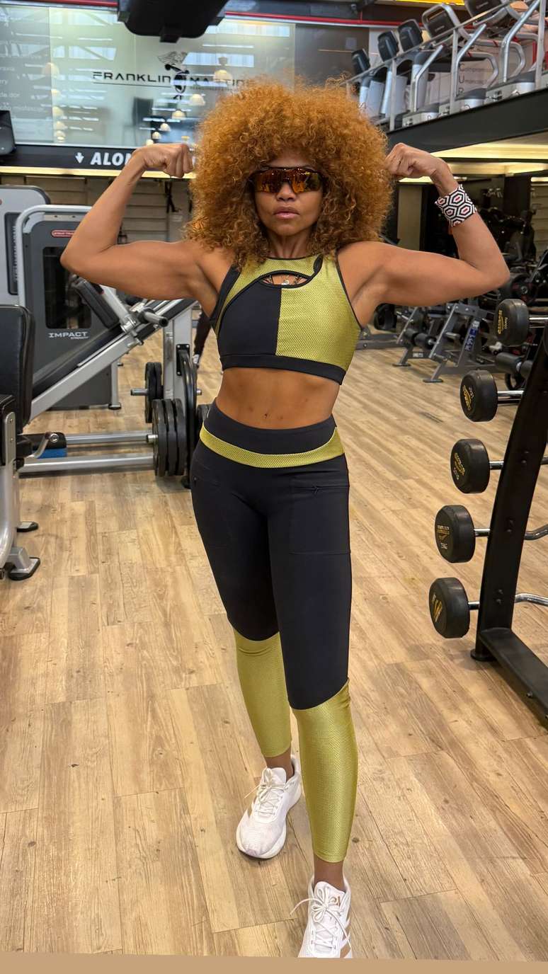 Gaby Amarantos shows muscles after weight loss