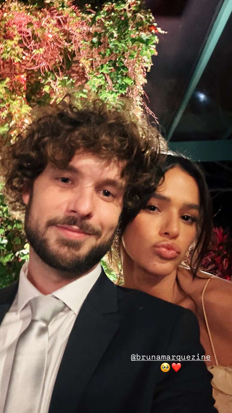 Caíque Nogueira e Bruna Marquezine no casamento de Giovanna Lancellotti e Gabriel David