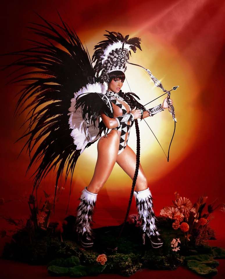 Isabella Arantes, caracterizada para desfilar no carnaval