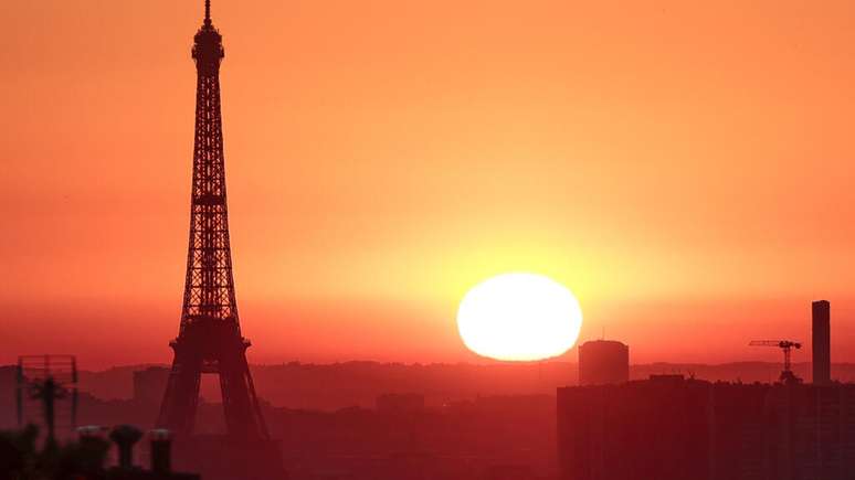 Paris está em alerta vermelho devido ao forte calor, nesta terça-feira (1°), e, por isso, o terceiro andar da Torre Eiffel ficará fechado até quarta-feira (2).