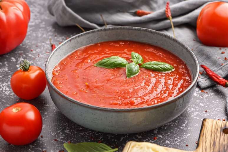 Tomato soup with basil and oats 