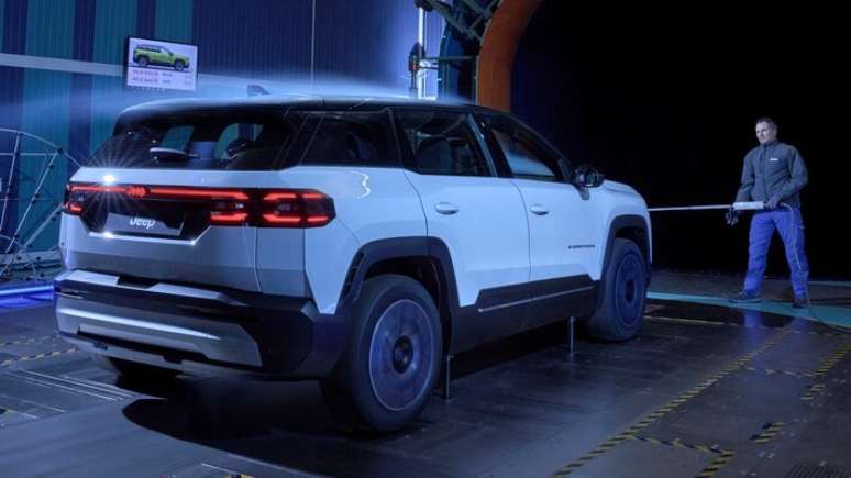 Traseira do Novo Compass tem lanternas que lembram as do Land Rover Discovery