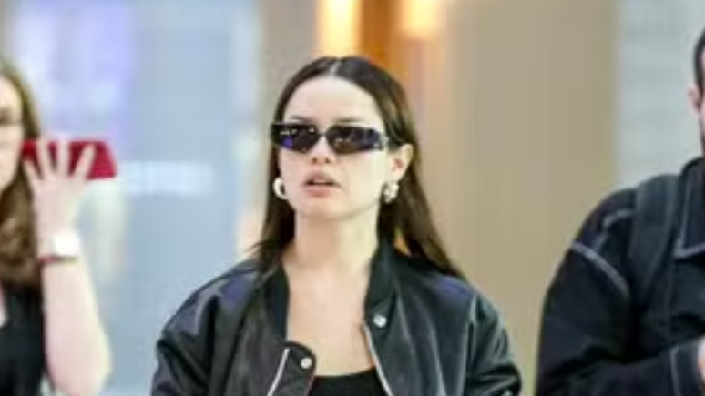 Juliette Bets on Allblack: elegant look for the air trip