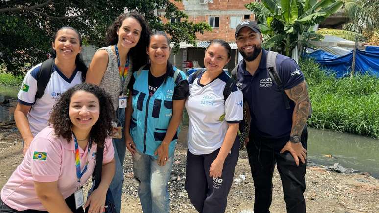 Mait&ecirc; Gadelha (a segunda da esquerda para a direita) atuou com agentes comunit&aacute;rios de sa&uacute;de do SUS em regi&otilde;es do Rio de Janeiro
