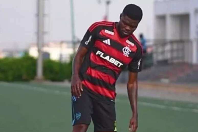 Thomas Partey volante do Arsenal com a camisa do Flamengo