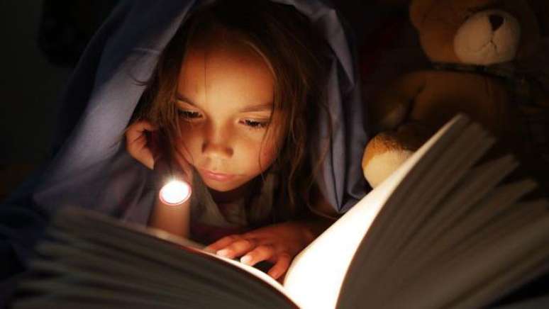 Crian&ccedil;a lendo