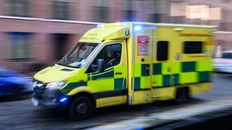 NHS prev&ecirc; a substitui&ccedil;&atilde;o das ambul&acirc;ncias por ve&iacute;culos el&eacute;tricos nos pr&oacute;ximos anos