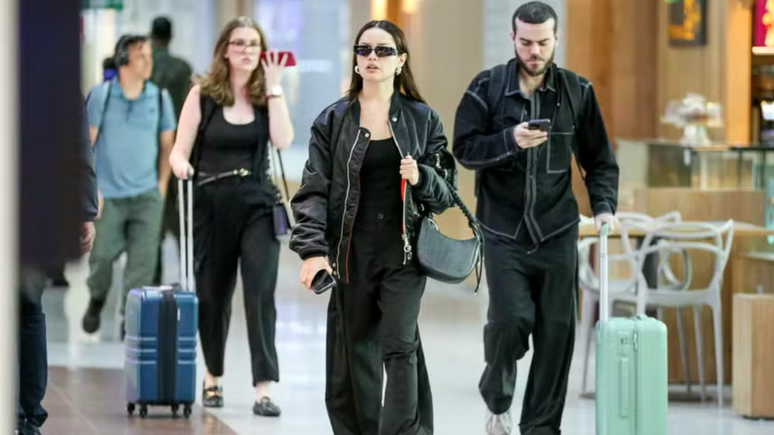 Juliette Bettes on Allblack: Elegant look for the air trip -Ana Giulia/Agnews