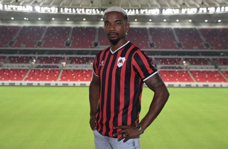 Thiago Mendes approaches the blow with Vasco
