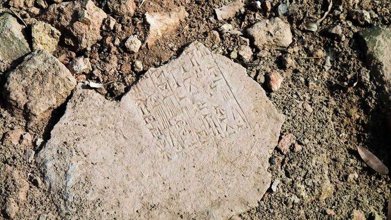 Ru&iacute;na de escrita cuneiforme dos sum&eacute;rios, encontrada no Iraque; acredita-se que esse povo seja o precursor da escrita